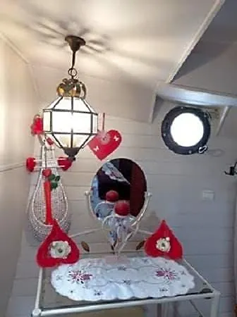 Bateau Mariance לינה וארוחת בוקר 3*